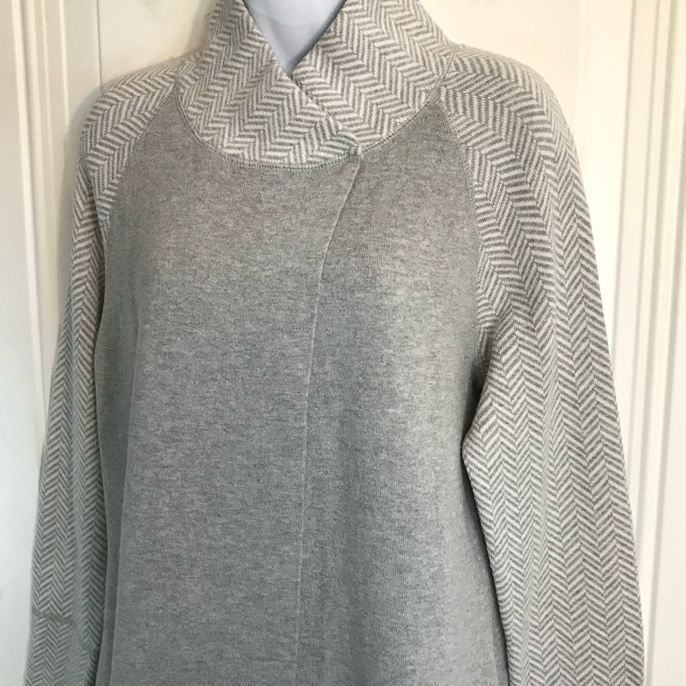 Max Studio Women’s M Heather Gray Chevron Trim Cowl 2-Snap Neck Sweater in EUC - Picture 7 of 16